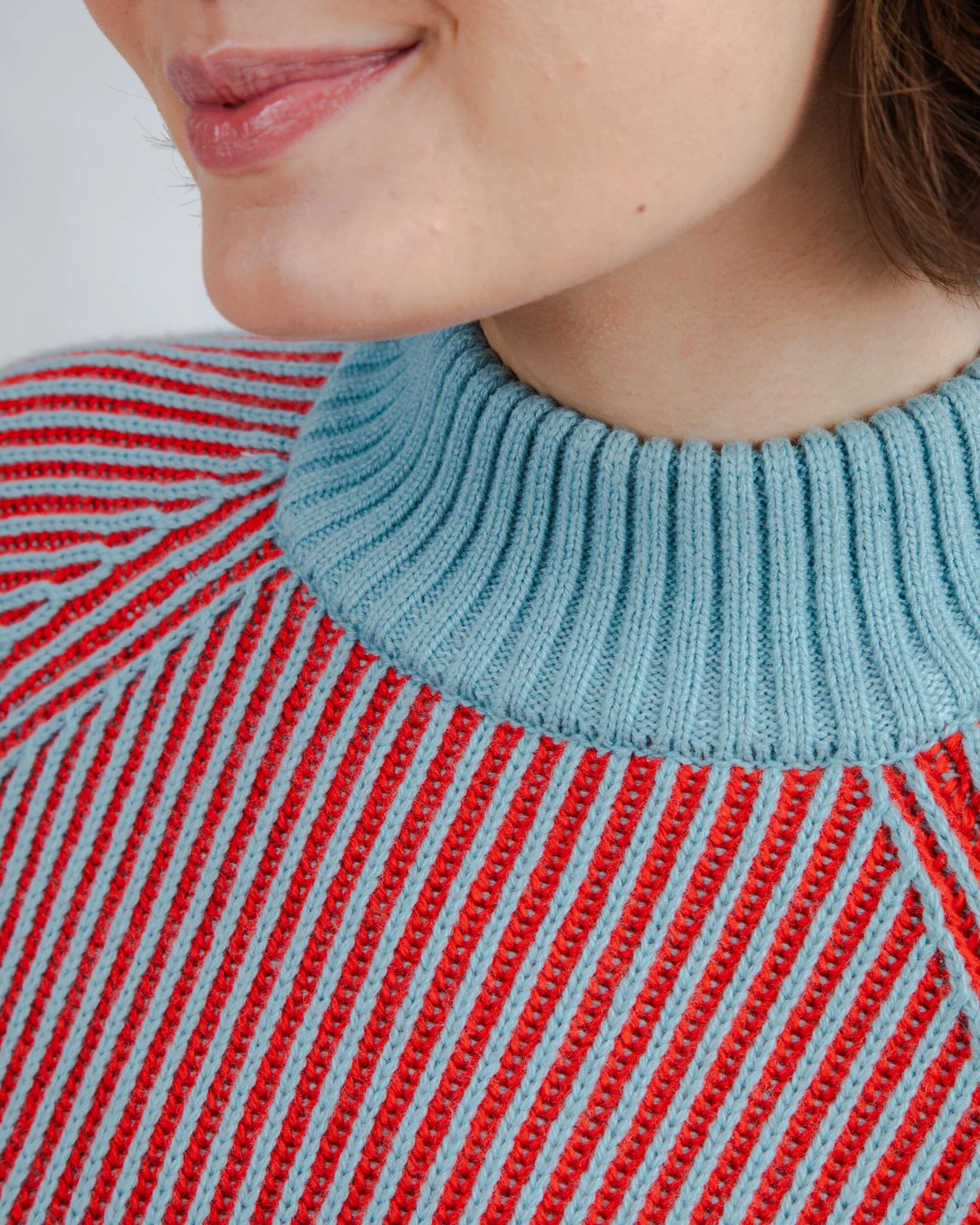Bicolor Wool Cropped Sweater Blue - Image 4